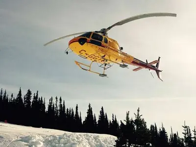 Mit dem Helikopter ins Skigebiet Hudson Bay Mountain © Hudson Bay Mountain