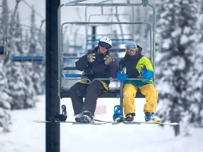 Boarder auf dem Weg zum Rayz Terrain Park © Hudson Bay Mountain