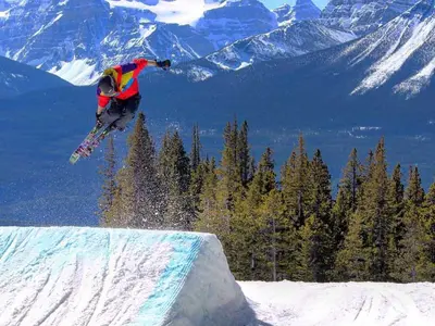 Jump mit den Skiern im Skigebiet Lake Louise © Lake Louise Ski Resort, Daniel Thomson