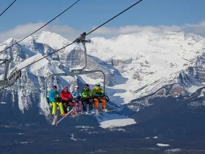 Aufstieg mit dem Sessellift im Skigebiet Lake Louise © Lake Louise Ski Resort