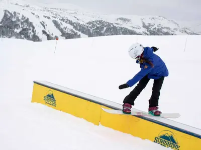 Spaß im Snowpark im Skigebiet Sunshine Village © Sunshine Village