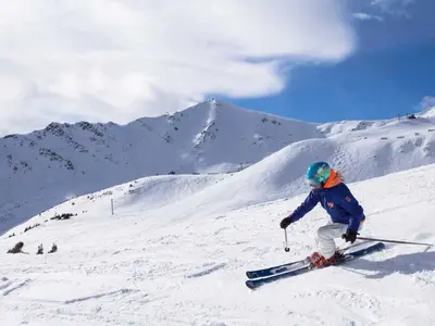 Skifahrer auf den Pisten im Skigebiet Marmot Basin © Marmot Basin