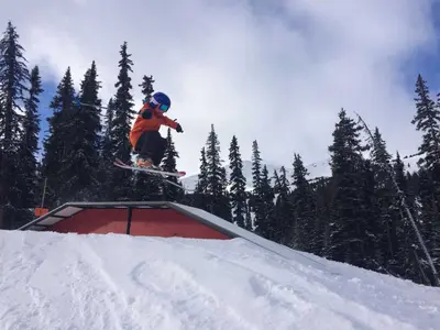 Übungen im Snowpark  im Skigebiet Marmot Basin © Marmot Basin