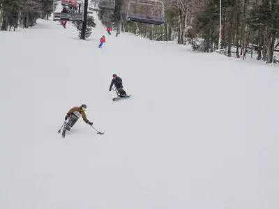Skifahren unter dem Sessellift in Mont Sutton © Mont Sutton / Jocelyne Trudeau