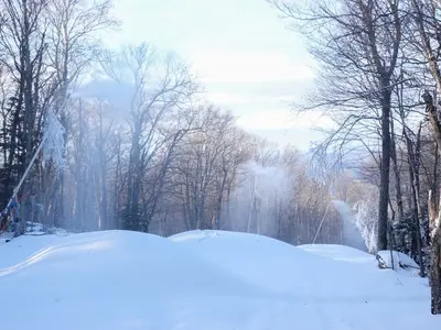 Pistenpräparierung mit Schneekanonen © Mont Sutton / Jocelyne Trudeau