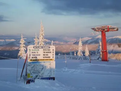 Moderne Liftanlagen bringen die Besucher auf die Berge in der Sasquatch Mountain Resort © Sasquatch Mountain Resort