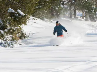Skifahrer im Skigebiet Ski Snow Valley © Snow Valley Ski Resort