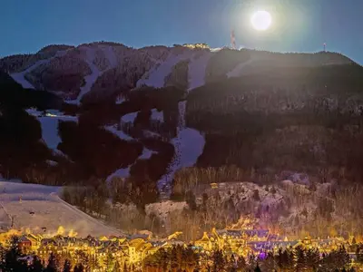 Blick auf das Skigebiet und den Ort Mont-Tremblant bei Nacht © Tremblant