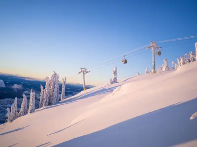 Blick auf die Gondelbahn an einem Bluebird-Tag © SilverStar Mountain Resort