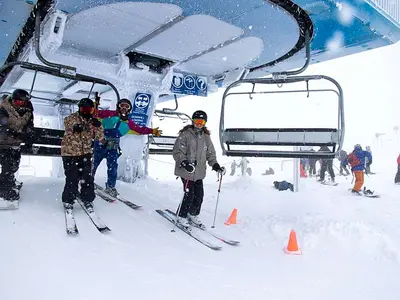 Skifahrer vor dem 4er-Sessellift im Revelstoke Mountain Resort © Revelstoke Mountain Resort, Ian Houghton