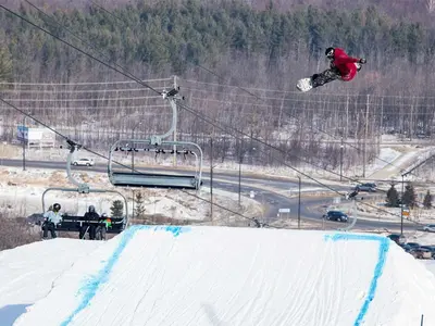 Snowboarder im The Badlands Park mit Jumps & Rails  © bluemountain.ca