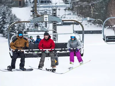 Vom Resort aus geht es mit dem Skilift auf den Blue Mountain © bluemountain.ca