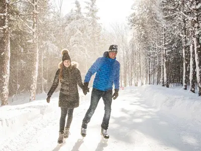 Paar beim Eislaufen auf dem Skatingloop im Blue Mountain Resort © bluemountain.ca