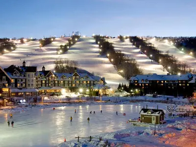 Blue Mountain Village, mit Blick auf den Mill Pond und Pisten des Blue Mountain Skigebiet © bluemountain.ca