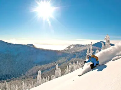 Skifahrer bei der Abfahrt im Red Mountain Resort © RED Mountain Resort