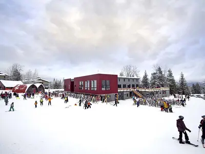 Blick auf Wintersportler vor der Talstation des Red Mountain Resorts © RED Mountain Resort