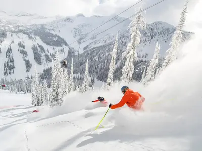 Skifahrer beim Powdern im Whitewater Ski Resort © Whitewater Ski Resort