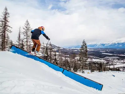 Freestyler auf einem Hindernis im Snowpark Kimberley © Kimberley Alpine Resort