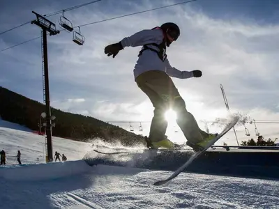 Skifahrer im Terrain Park © Snow King Mountain