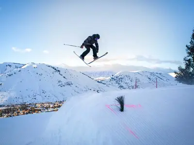 Jump mit den Skiern im Terrain park © Snow King Mountain