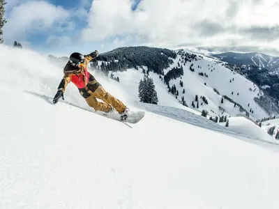 Snowboarder in Vail © Vail Resorts, Daniel Milchev