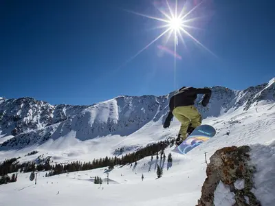 Snowboarding in Arapahoe Basin © Dave Camara