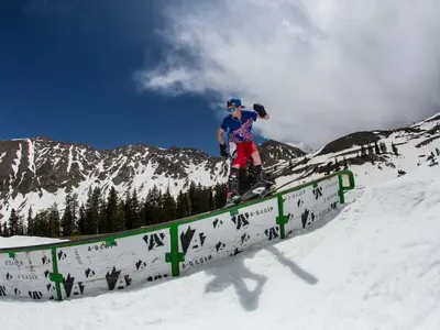 Ski und Snowboard im Terrain Park © Dave Camara