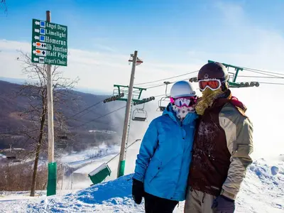 Ein junges Paar mitten im Skigebiet © Whitetail Resort