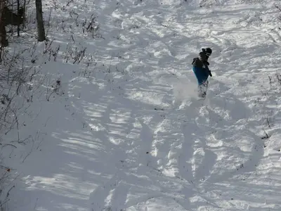 Snowboarder im Tiefschnee © Titus Mountain