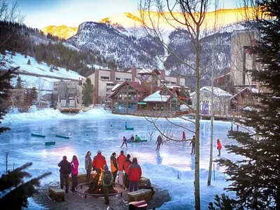 Die Ice Arena mit Lagerfeuer © Tripp Fay, Copper Mountain