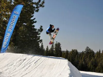 Jump mit dem Board in Dodge Ridge © Dodge Ridge