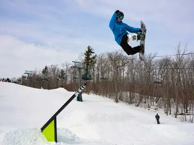 Snowboard in Bristol Mountain © Bristol Mountain Resort
