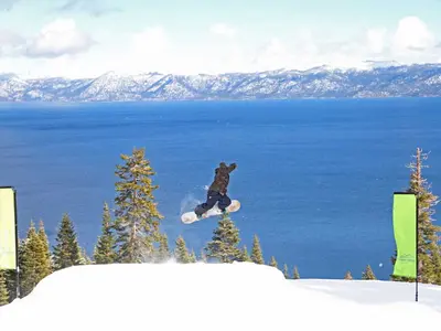 Sprung mit dem Snowboard © Homewood Mountain Resort