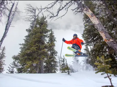 Sprung mit den Skiern © Showdown Montana