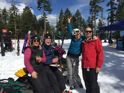 Wintersportler beim Après Ski in Mount Ashland © Mount Ashland