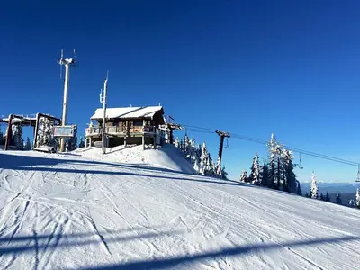 Hütte der Bergwacht © 49 Degrees North Mountain Resort