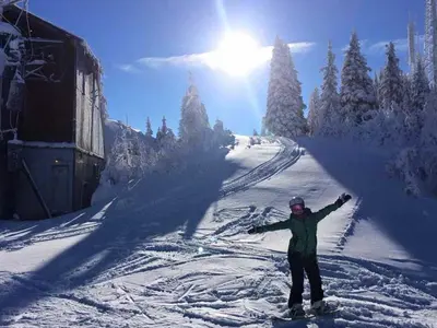 Snowboarder im Skigebiet 49 Degrees North © 49 Degrees North Mountain Resort
