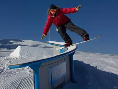 Snowboarder in Chestnut Mountain © Chestnut Mountain Resort