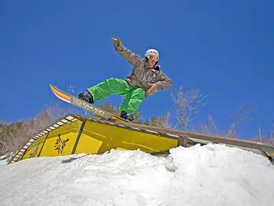 Snowboarder auf einem Rail im Terrainpark am Whiteface Mountain © ORDA/Dave Schmidt