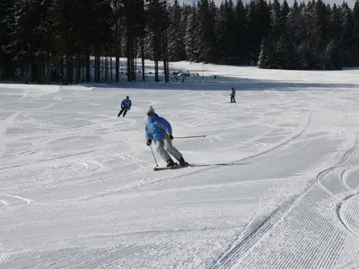 Skifahrer im Skigebiet Zadov - Churánov © www.lazadov.cz