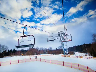 Sessellift und Piste im Skiareal Moninec © Areál Monínec