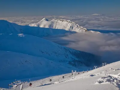 Sessellift und Piste im Skigebiet Kasprowy Wierch © POLSKIE KOLEJE LINOWE S.A.