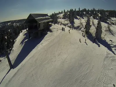 Bergstation und Piste im Skigebiet Bad Flinsberg © SKI&SUN Swieradów