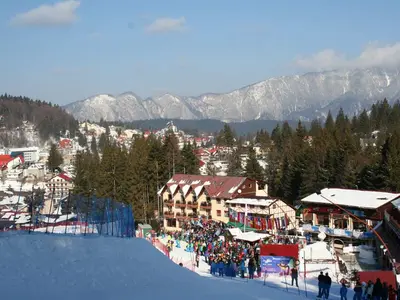Blick von der Piste auf Predeal und die Berge © Andrei Dan Suciu via Wikimedia Commons