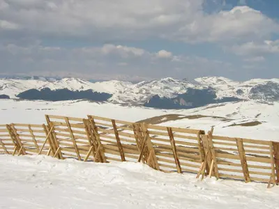 Bergpanorama © Gabriel via Wikimedia Commons