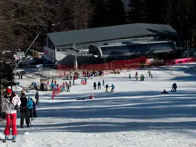 Skifahrer am Schlepplift mit Talstation im Hintergrund © Urban Transport Sinaia