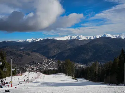 Blick auf die Piste und die umliegenden Berge © Partia Kalinderu Busteni