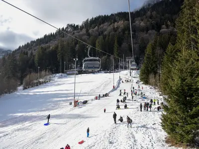 Blick auf die Piste Richtung Bergstation und Sessellift © Partia Kalinderu Busteni