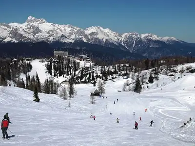 Skifahrer auf einer Piste im Vogel Ski Center © Zicnice Vogel Bohinj, d.o.o.