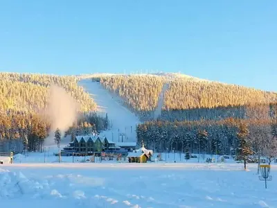 Blick auf die black race Piste im Skigebiet Ski Levi © Levi Ski Resort